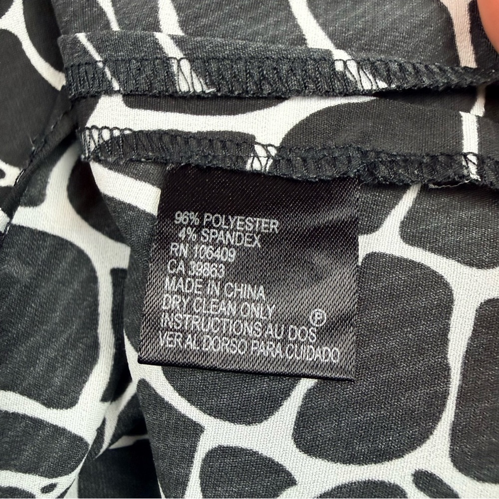 Isabella DeMarco Black White Abstract Animal Print Sleeveless Blouse Size 12 - Picture 9 of 9